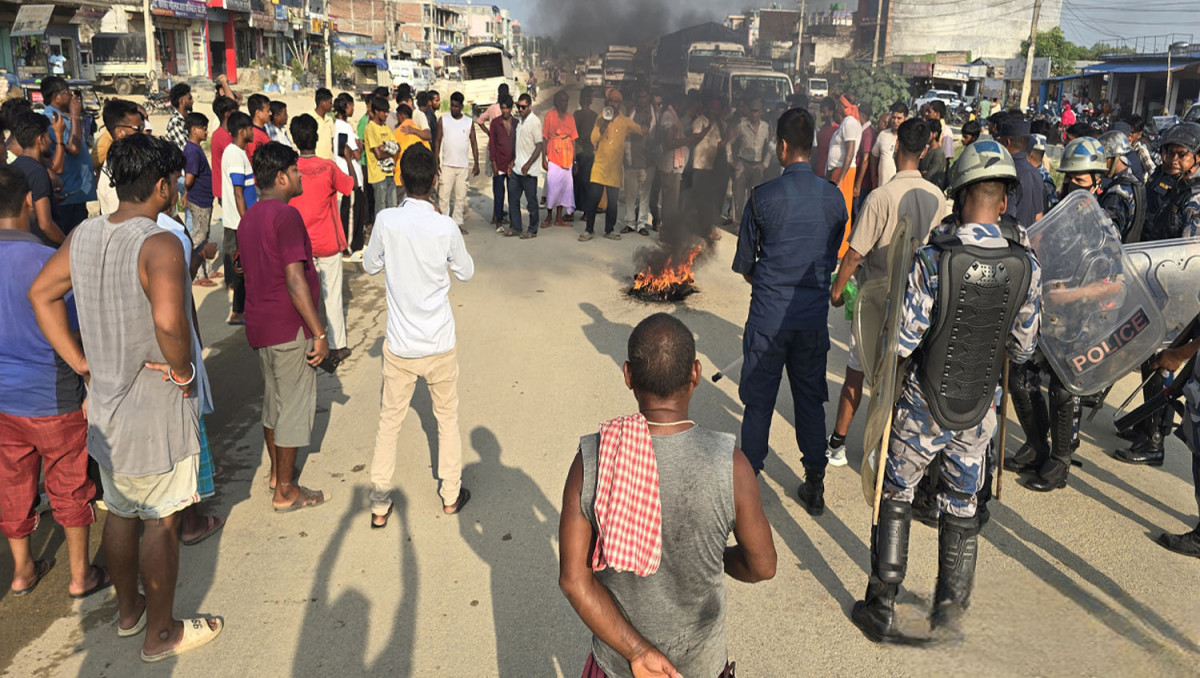 सुनसरी घटनाको विरोधमा सिरहामा प्रदर्शन, पूर्व–पश्चिम राजमार्ग अवरुद्ध