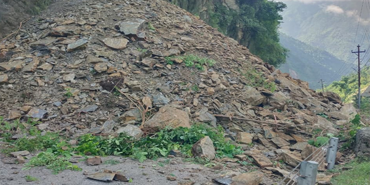 मुग्लिन-नारायणगढ सडकखण्डको खहरेमा सुक्खा पहिरो खस्याे, यातायात दुईतर्फी अवरुद्ध