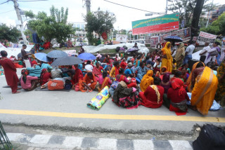 माईतीघरमा लघुवित्त पीडितको सामुहिक आमरण अनशन जारी (तस्बिरहरु)
