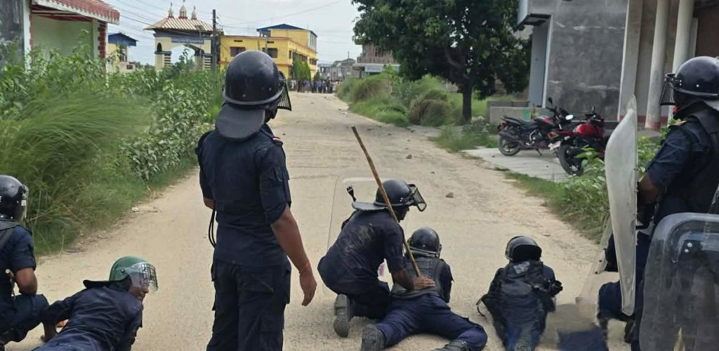 सिरहामा कर्फ्युबीच पनि प्रदर्शन, प्रहरीको गोली लागेर दुई जना घाइते