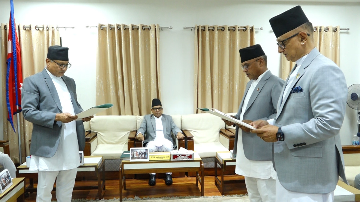 प्रमुख निर्वाचन आयुक्त कार्की र आयुक्तद्वय वाग्ले र सुब्बाद्वारा शपथ ग्रहण