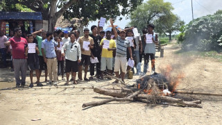 सिराहामा प्रधानमन्त्री र गृहमन्त्रीविरुद्ध प्रदर्शन