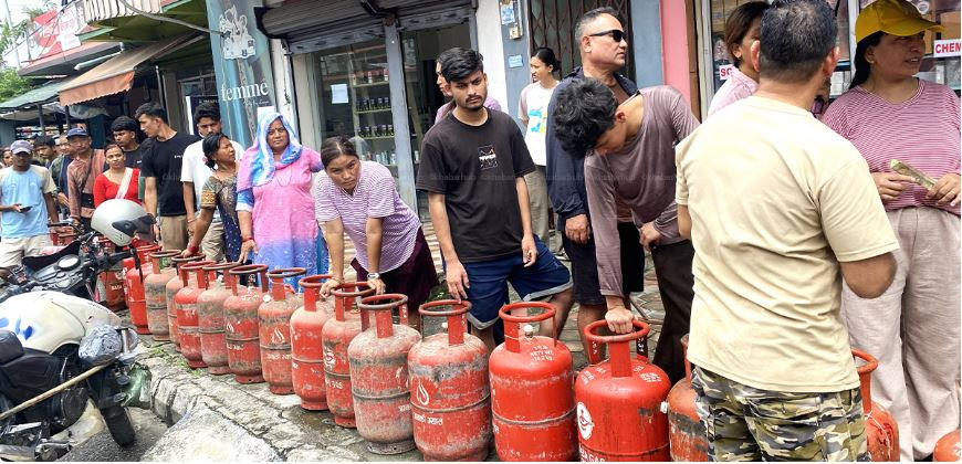 ‘अल्टर’ सिलिन्डर साटेर ग्यास दिन नसकिने व्यवसायीको अडान