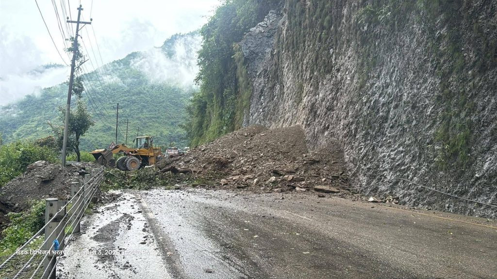 लगातार पहिरो खसेपछि टोखा–छहरे सडक बन्द