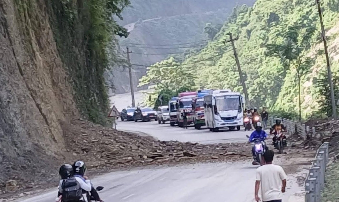 मुग्लिन-नारायणगढ सडकमा पहिरो, यातायात एकतर्फी