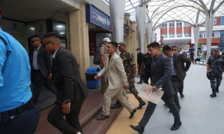 रविन्द्रको परिवारलाई भेट्न टिचिङ पुगे गृहमन्त्री  गुरुङ