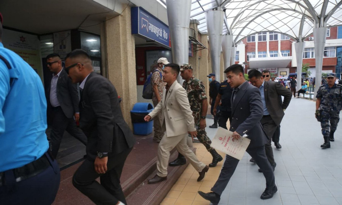रविन्द्रको परिवारलाई भेट्न टिचिङ पुगे गृहमन्त्री  गुरुङ