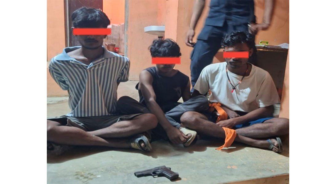 सिरहामा पेस्तोल र म्याग्जिनसहित तीन जना पक्राउ