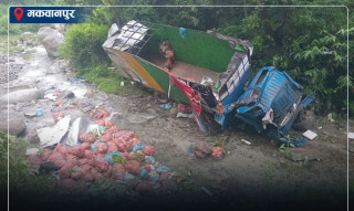 तरकारी बोकेको ट्रक खोलामा खस्दा एक जनाको मृत्यु, चालक घाइते