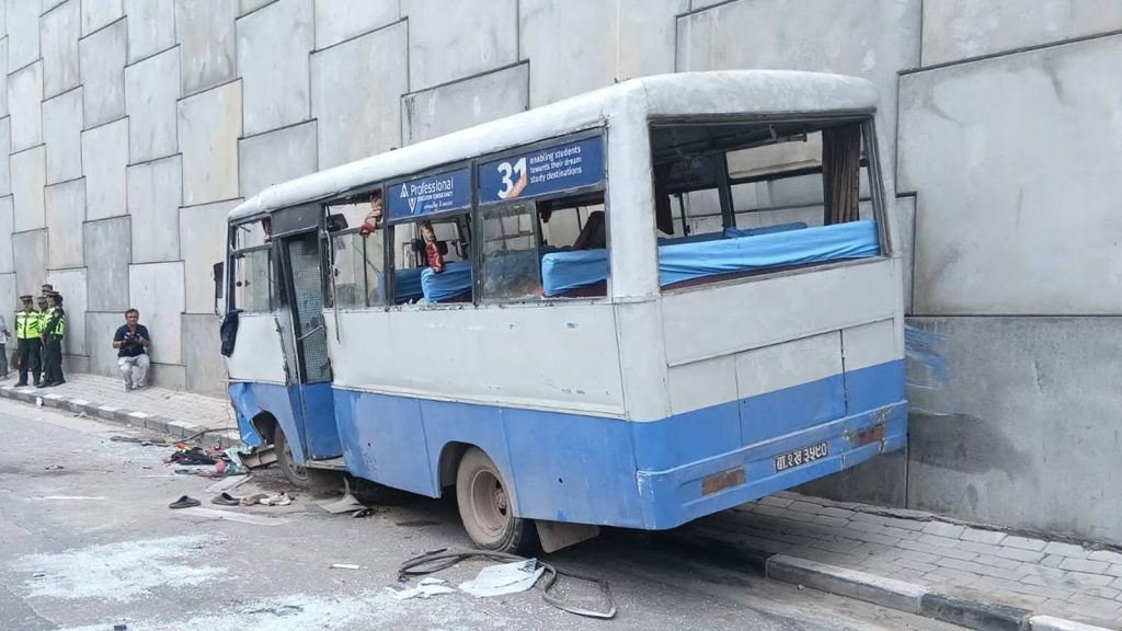 काठमाडौं ग्वार्कोमा बस दुर्घटना, एकजनाको मृत्यु, ६ जना घाइते