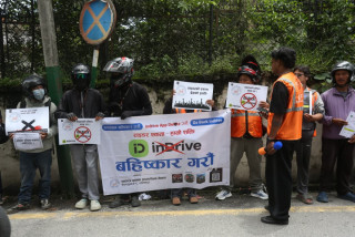 न्यायोचित भाडादर र राइडरको हकहितका लागि ‘इन्ड्राइभ’ कार्यालय घेराउ (तस्बिरहरु)