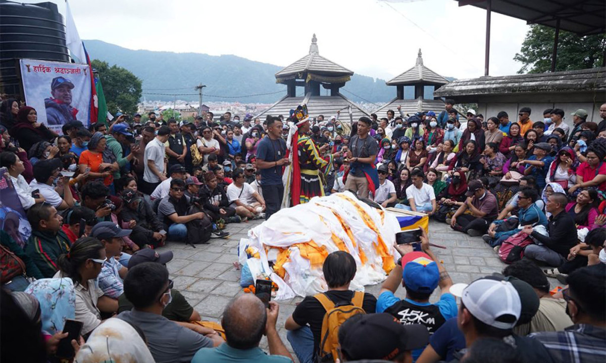 ब्रोड पिकमा ज्यान गुमाएका पर्वतारोही पुरबहादुर गुरुङको स्वयम्भूमा अन्त्येष्टि (तस्वीरहरू)