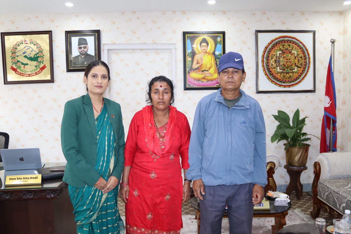 मन्त्री सीता वादीले भेटिन् अजित मिजारका परिवार
