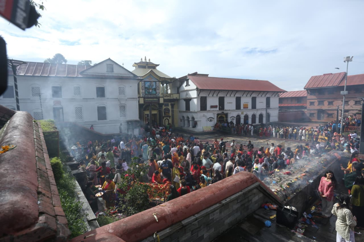 साउनको अन्तिम सोमवारः पशुपतिमा वागमतीको जल लिएर दर्शनमा भक्तजन (तस्बिरहरु)