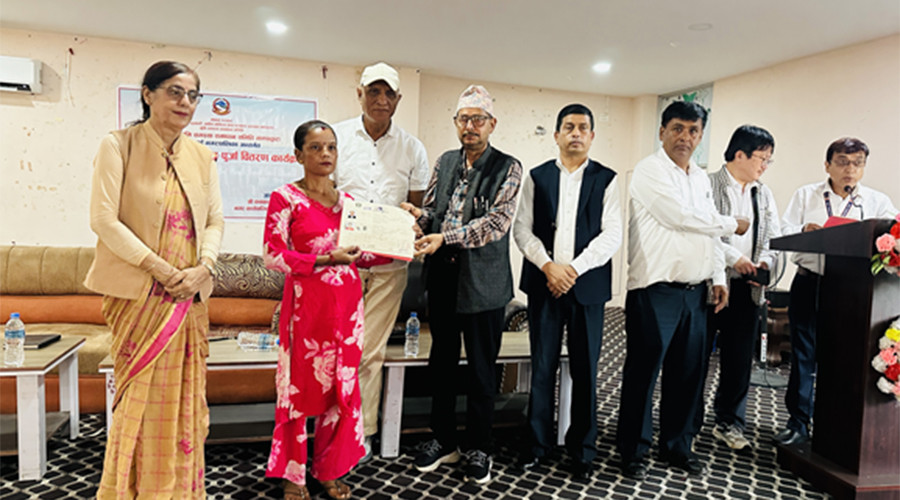 झापामा १३ जनालाई जग्गाधनी पुर्जा प्रदान