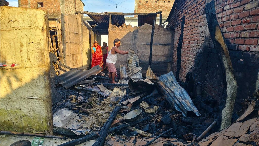 सिरहामा आगलागी हुँदा करिब ५ लाख  बराबरको धनमाल जलेर नष्ट