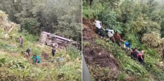 बस र इभी भ्यान ठोकिँदा दुवै भिरबाट खसे, २ जनाको मृत्यु, ३ घाइते