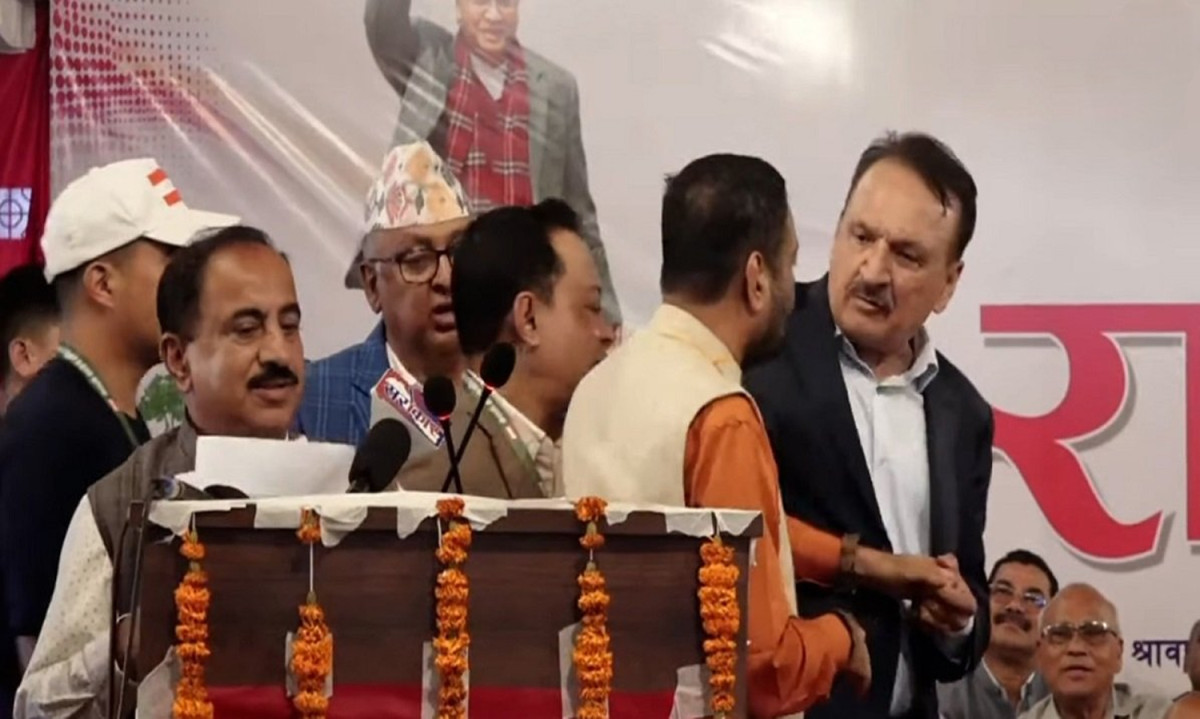 कांग्रेस इतर समूहको भेलामा विवाद, धर्मको विषयमा निधि र महतबीच मञ्चमै खोसाखोस