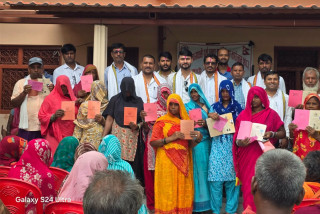 दश वर्षपछि धनुषाका ५७ परिवारले पाए जग्गाधनी पुर्जा