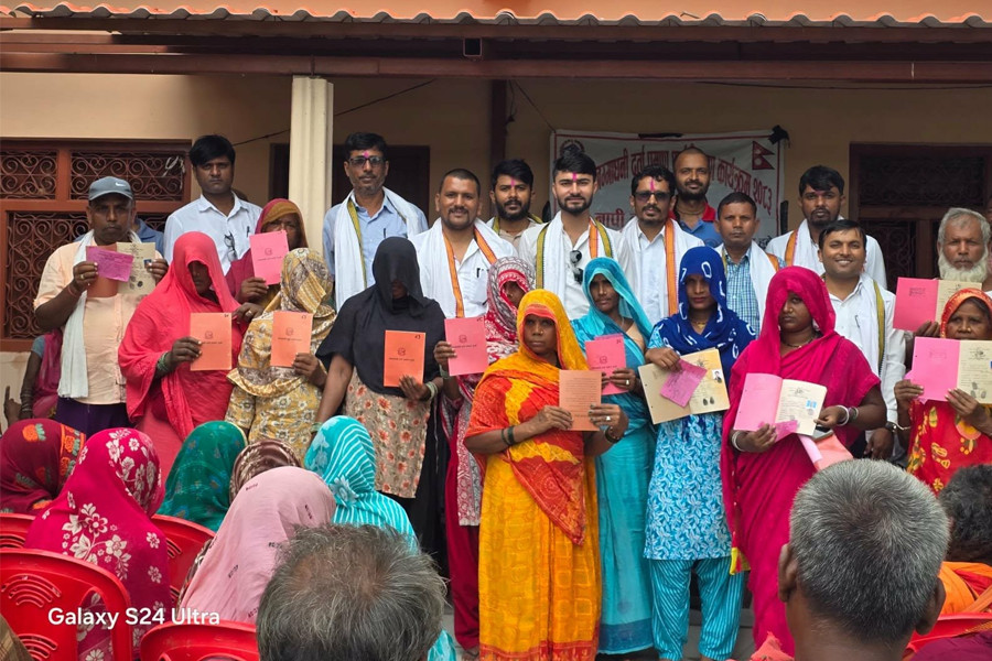 दश वर्षपछि धनुषाका ५७ परिवारले पाए जग्गाधनी पुर्जा