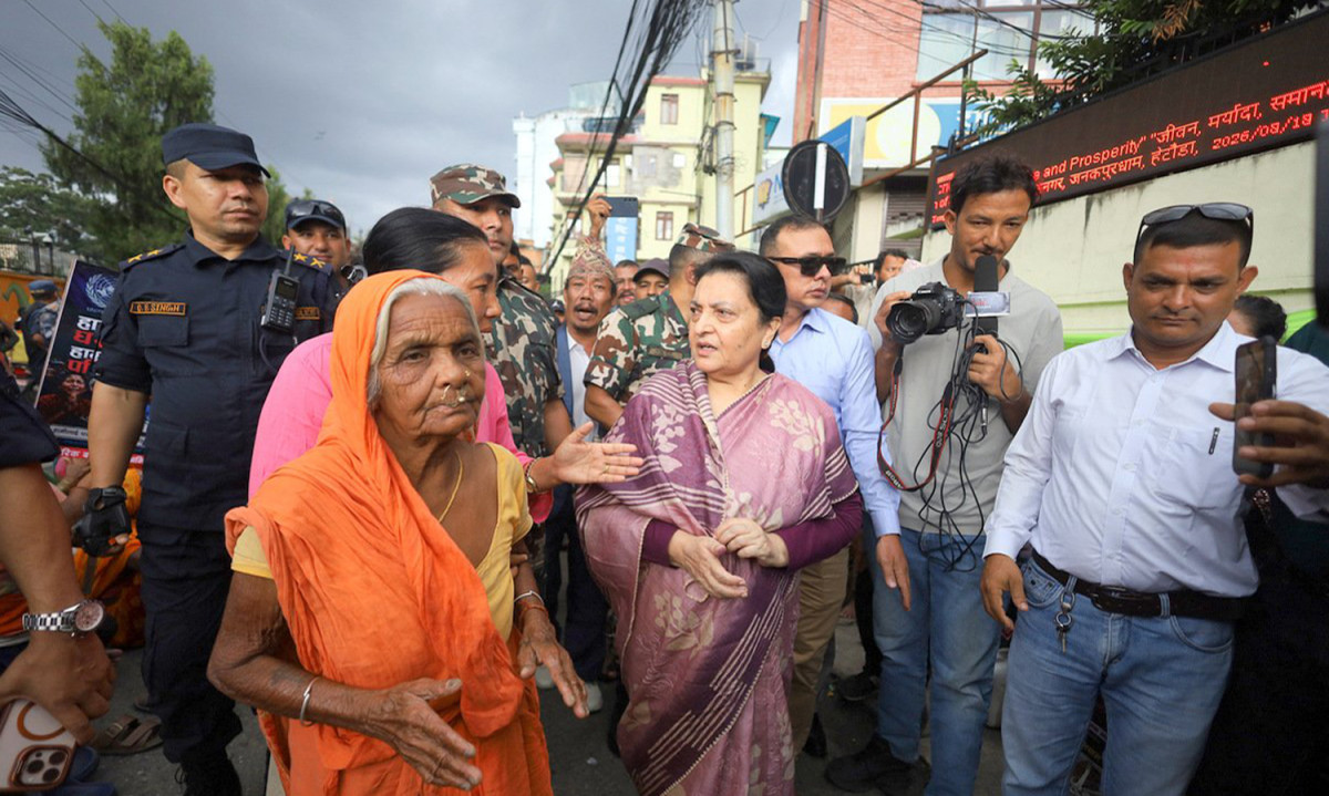 मिटरब्याज र सहकारी पीडितको धर्नास्थल पुगिन् पूर्वराष्ट्रपति भण्डारी