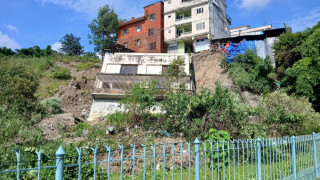 काठमाडौंको बाँसबारीमा भासियो साढे २ तले घर