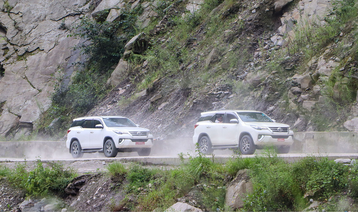म्याग्दीको रुप्से झरना हुँदै जोमसोमतर्फ लागे प्रधानमन्त्री बालेन