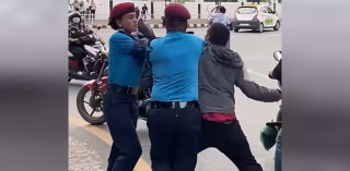 नयाँ बानेश्वरमा ड्युटीमा खटिएका ट्राफिक प्रहरीमाथि हातपात