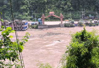 धादिङबेसी–फुर्केखोला जोड्ने पक्की पुल बाढीले बगायो