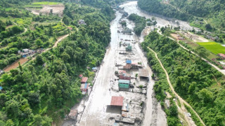 पृथ्वी राजमार्ग तीन दिनदेखि बन्द, तीन ठाउँको लेदो हटाउन अझै बाँकी