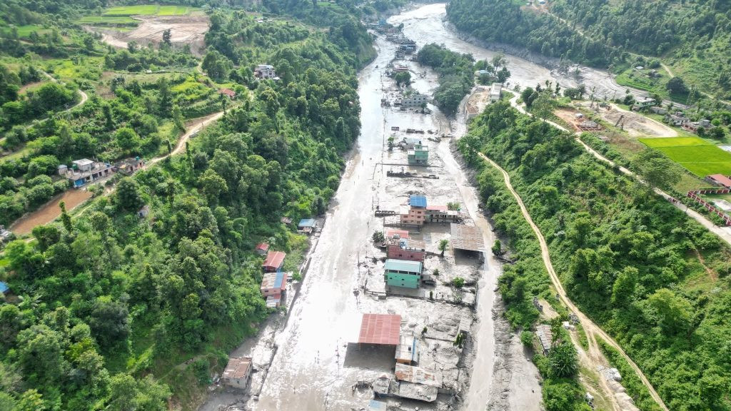पृथ्वी राजमार्ग तीन दिनदेखि बन्द, तीन ठाउँको लेदो हटाउन अझै बाँकी