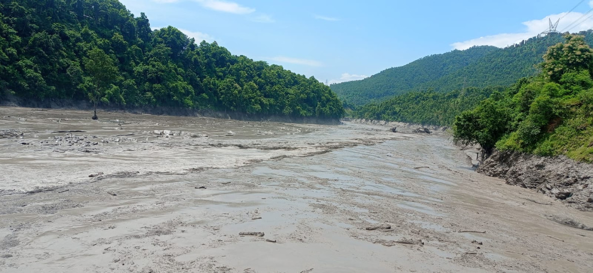 रसुवाको भोटेकोशी नदीमा बग्यो ४ सय कन्टेनर र ट्रक