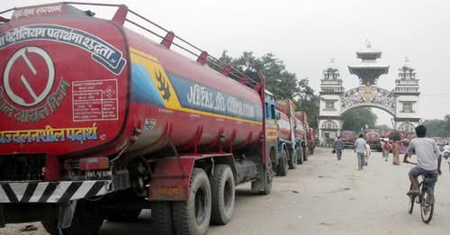 काठमाडौंमा पेट्रोलियम पदार्थ बाइरोडको बाटोबाट ल्याइँदै