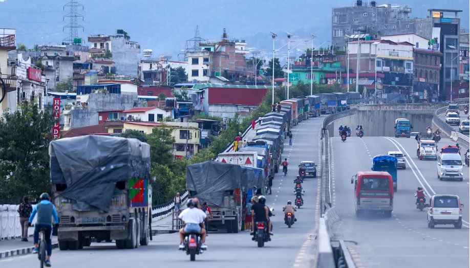 राजमार्ग बन्द भएपछि काठमाडौंमै रोकिए गाडी