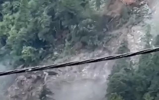 गोरखाको छेकम्पारमा सुख्खा पहिरो