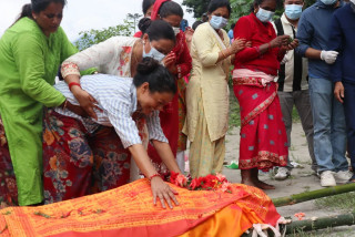 रसुवाको बाढीमा ज्यान गुमाएका २१ वर्षीय आयुषको देवघाटमा अन्त्येष्टि