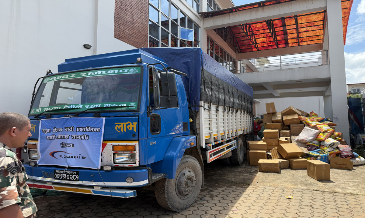 के एल दुगड ग्रुपद्वारा रसुवा र नुवाकोट क्षेत्रका बाढी प्रभावित परिवारलाई खाद्यात्र सामग्री सहयोग