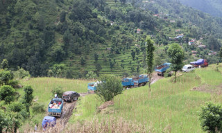 भोटेकोशी बाढीः सडक अवरोधका कारण राहत वितरणमा कठिनाइ (तस्बिरसहित)