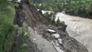 कृष्णभीर पहिरोले अवरुद्ध पृथ्वीराजमार्ग खुलाउन कम्तीमा १५ दिन लाग्ने