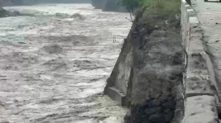 त्रिशूली नदीको कटानका कारण पृथ्वी राजमार्गको जवाङ खोला खण्ड भासिन थाल्यो
