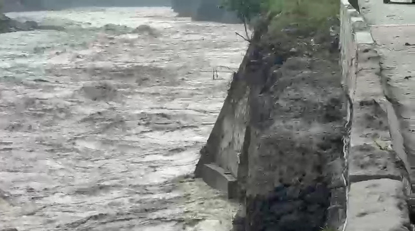 त्रिशूली नदीको कटानका कारण पृथ्वी राजमार्गको जवाङ खोला खण्ड भासिन थाल्यो