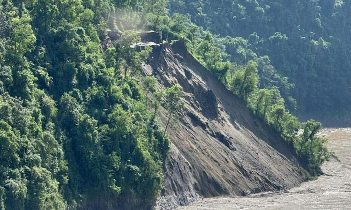 कृष्णभिरको पहिरो पन्छाउने काम तीव्र, दुवैतर्फबाट रुख कटान सुरु
