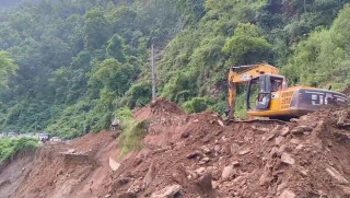 पृथ्वी राजमार्गको परेवा भीरमा सडक मर्मत जारी