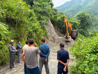 कृष्णभिरको पहिरो छल्न गोरखातर्फ सडक स्तरोन्नति हुँदै
