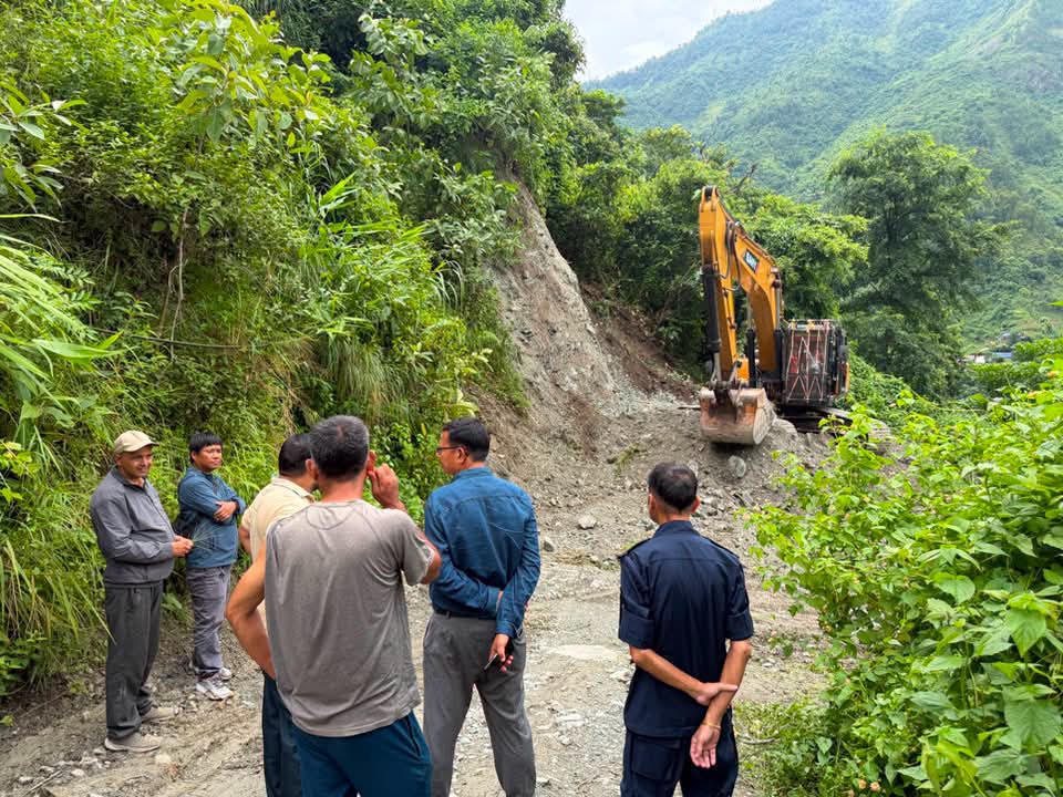 कृष्णभिरको पहिरो छल्न गोरखातर्फ सडक स्तरोन्नति हुँदै