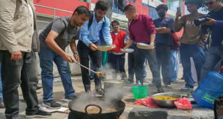 ग्यास नपाएपछि सडकमा खाना पकाउँदै अनेरास्ववियु क्रान्तिकारीको प्रदर्शन  (तस्बिरहरु)