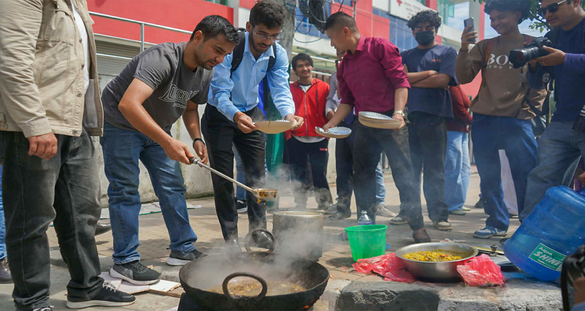 ग्यास नपाएपछि सडकमा खाना पकाउँदै अनेरास्ववियु क्रान्तिकारीको प्रदर्शन  (तस्बिरहरु)