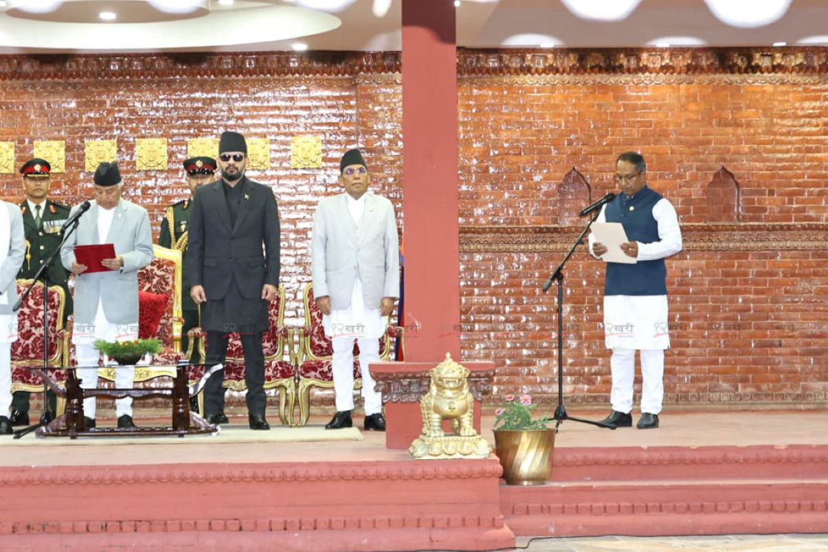 दीपक साहले लिए उद्योगमन्त्रीको शपथ