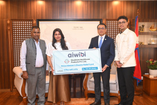 आईविवीकी ब्यूटी कुमारी सर्राफले अर्थमन्त्री स्वर्णिम वाग्लेलाई ५० लाखको चेक हस्तान्तरण