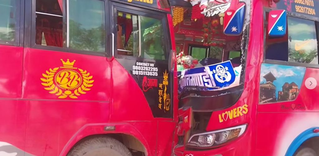 गोरखामा दुई बस ठोकिँदा ४ जना घाइते, एकको अवस्था गम्भीर